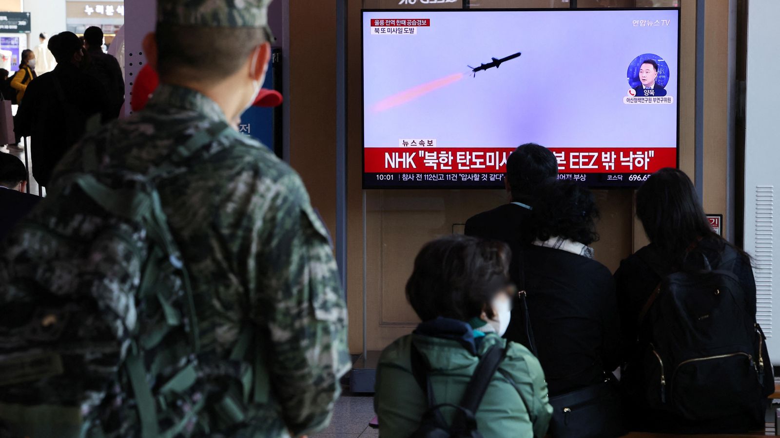 Un grup de persones atén a l'alerta sobre els llançaments de míssils a Corea del Sud