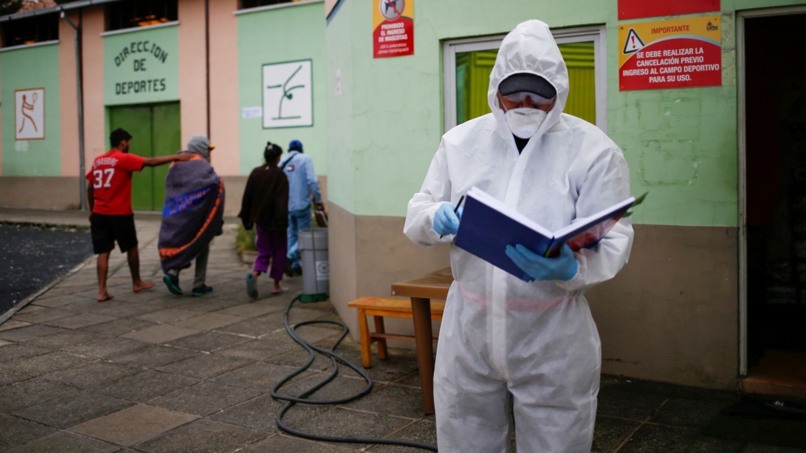 Habiliten un estadi esportiu per a donar refugi a migrants veneçolans sense llar durant la quarantena, aquest 31 de març a La Paz, Bolívia