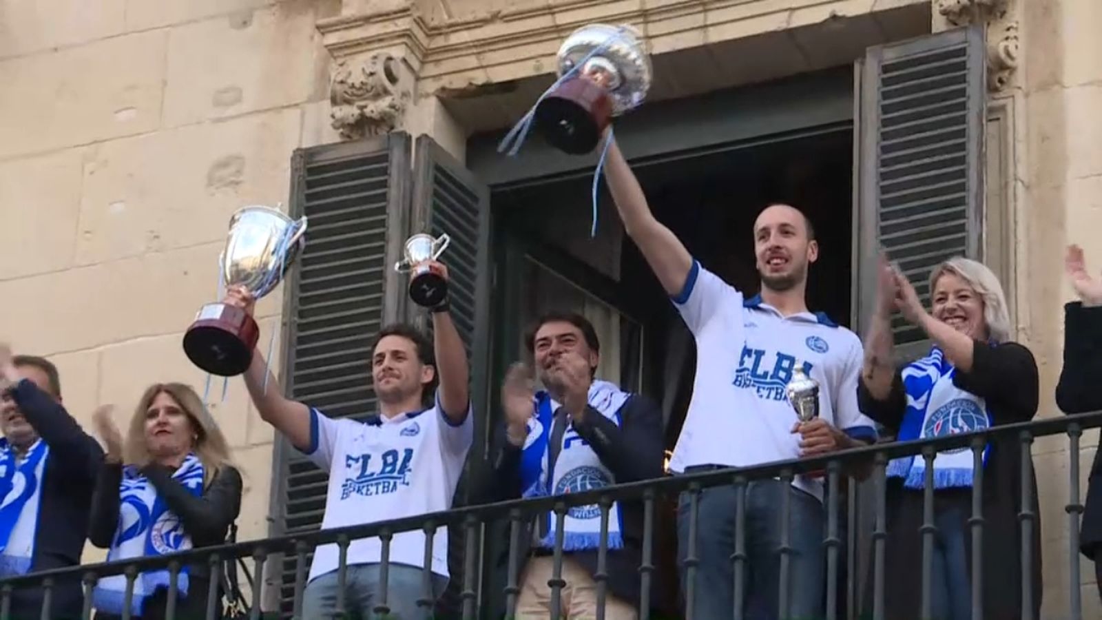 Els capitans celebren amb l'afició el campionat de la LEB Plata.