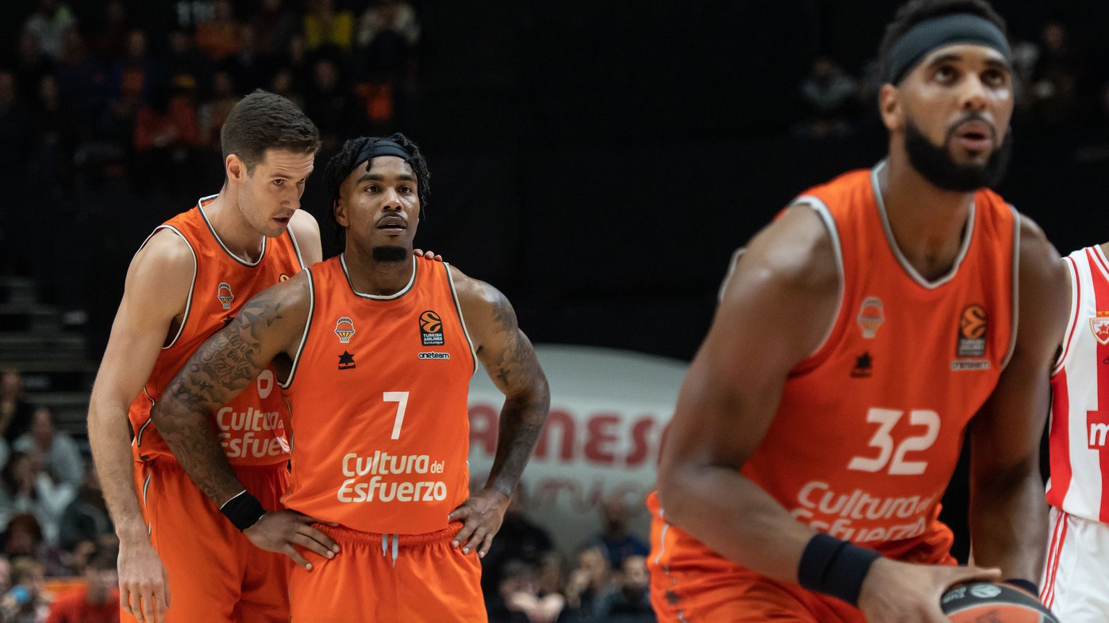 Claver parla amb Jones mentre Davies llança un tir lliure