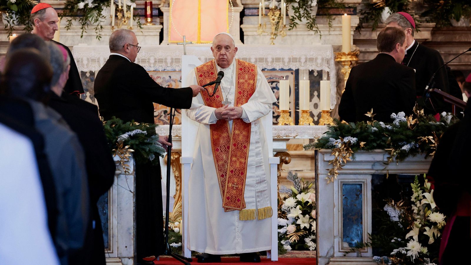 El papa Francesc dirigeix el res de l'Àngelus en la Catedral de Santa Maria de l'Assumpció a Ajaccio, a l'illa de Còrsega, França
