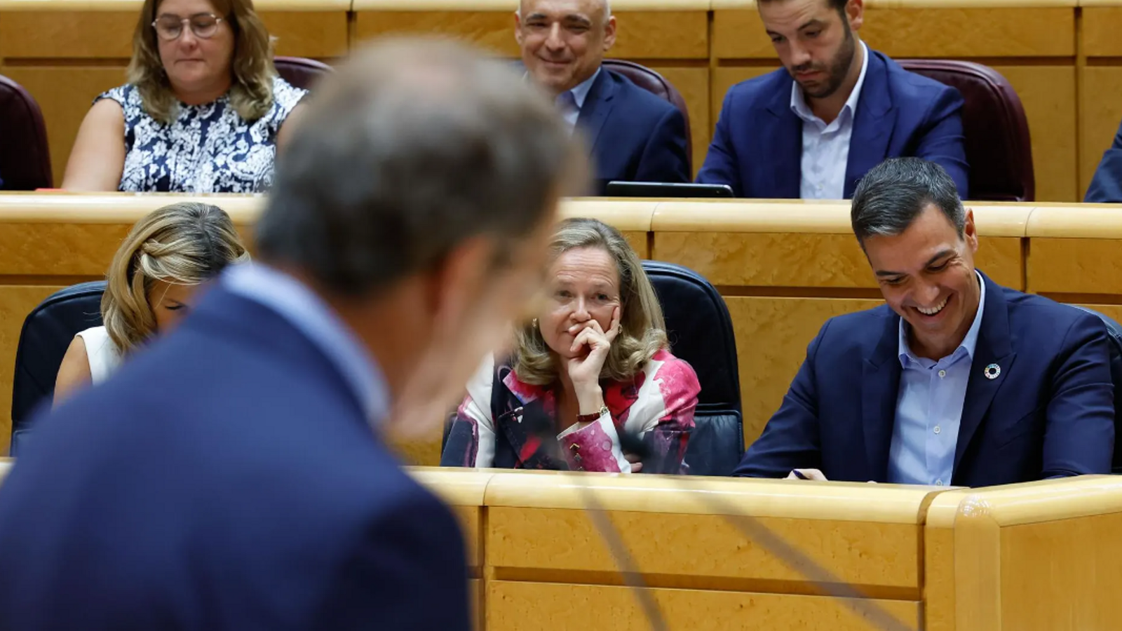 Pedro Sánchez escolta a Alberto Núñez Feijóo, al Senat, en el primer cara a cara que van mantindre