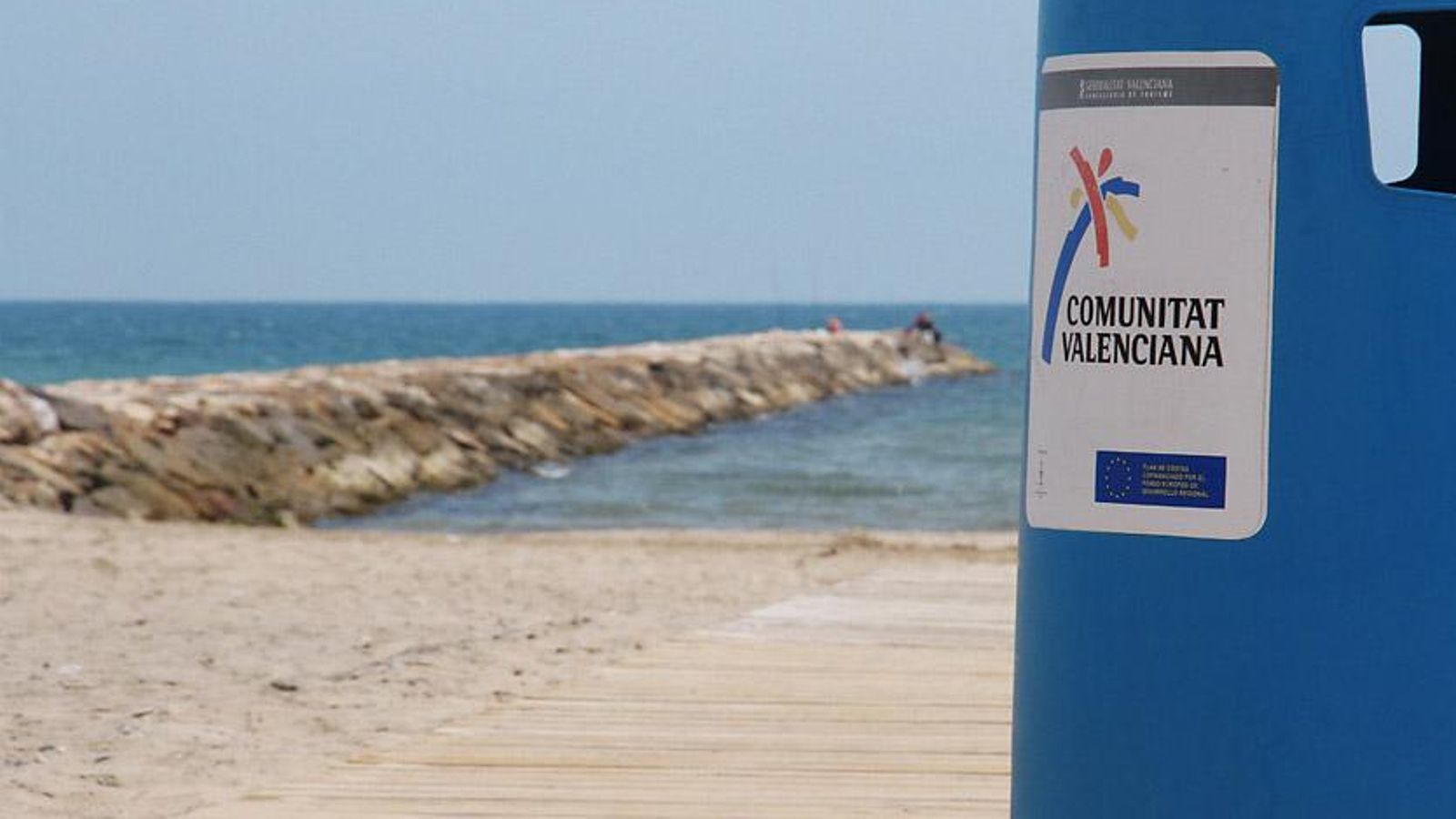 Al fons, un dels espigons de la platja de Puçol en una imatge d'arxiu