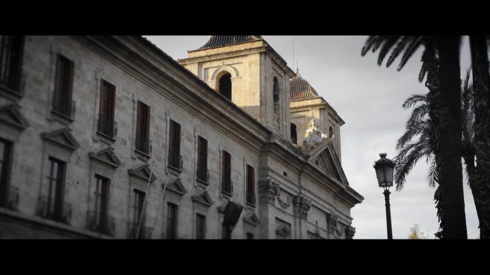 Enfront de o front de?