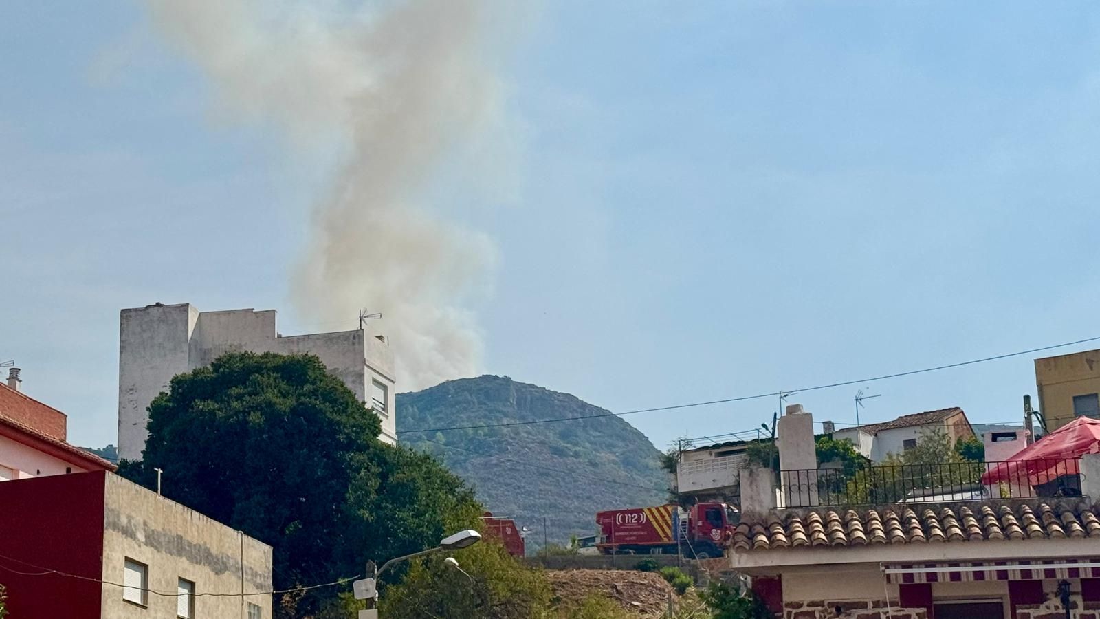 Columna de fum de l'incendi que s'aprecia des del nucli urbà de Gátova