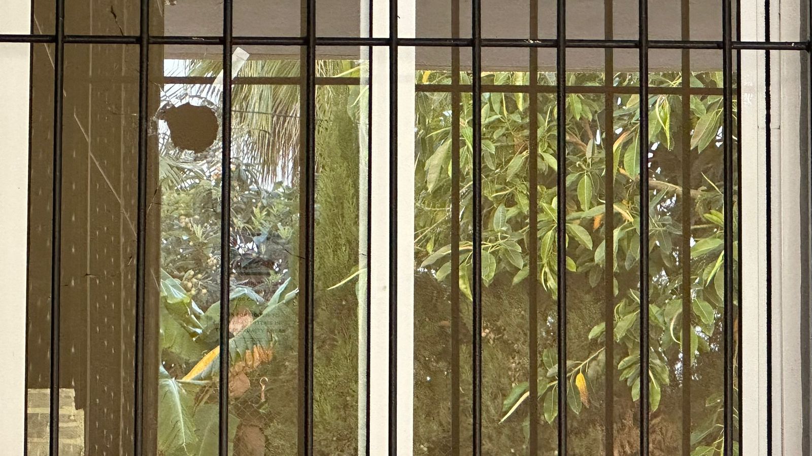 Impacte de les bales del tiroteig en la finestra d'un edifici