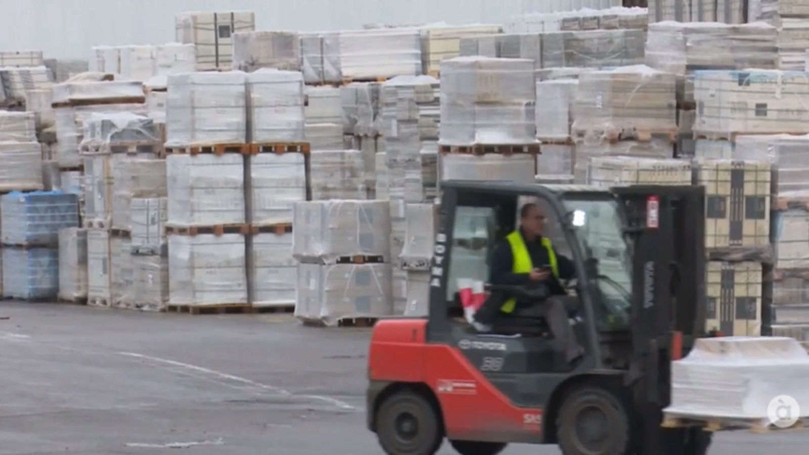 Un treballador en una empresa taulellera en una imatge d'arxiu