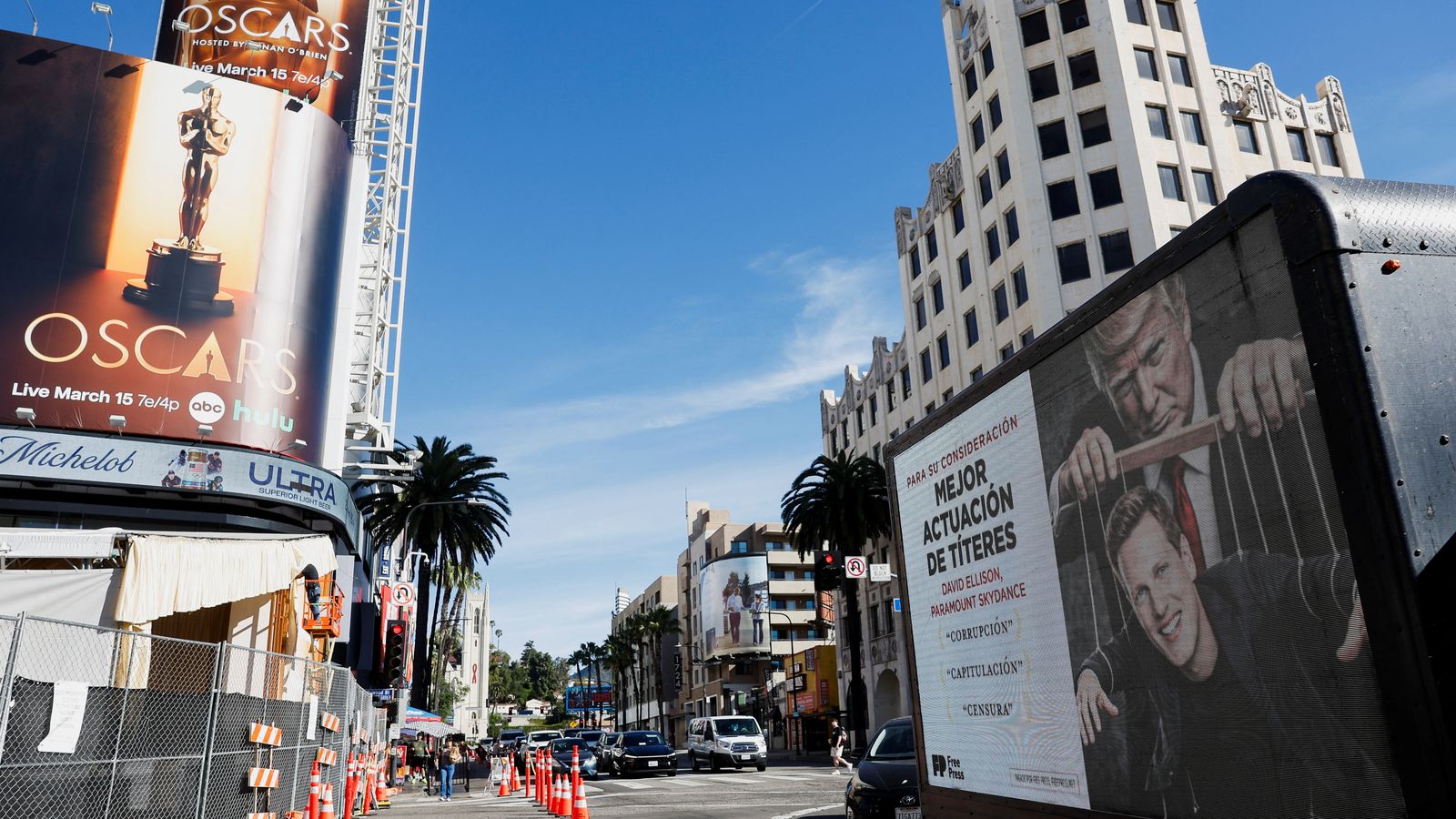 Un camió publicitari amb una imatge del conseller delegat de Paramount Skydance, David Ellison, amb el president dels Estats Units, Donald Trump, circula pels voltants del Dolby Theatre, a Hollywood Boulevard