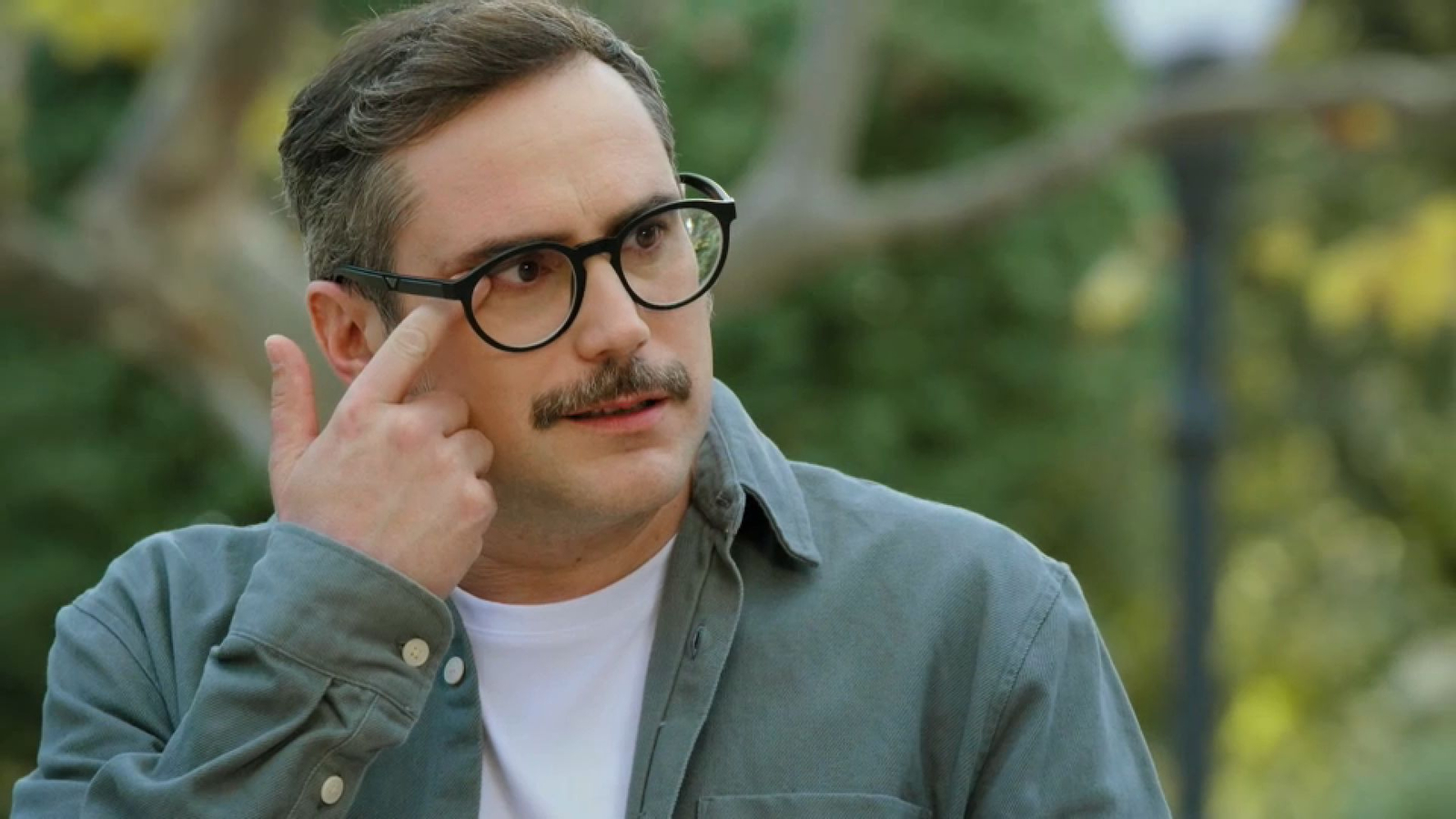 Pere Aznar se seca les llàgrimes en escoltar la història de Rafa