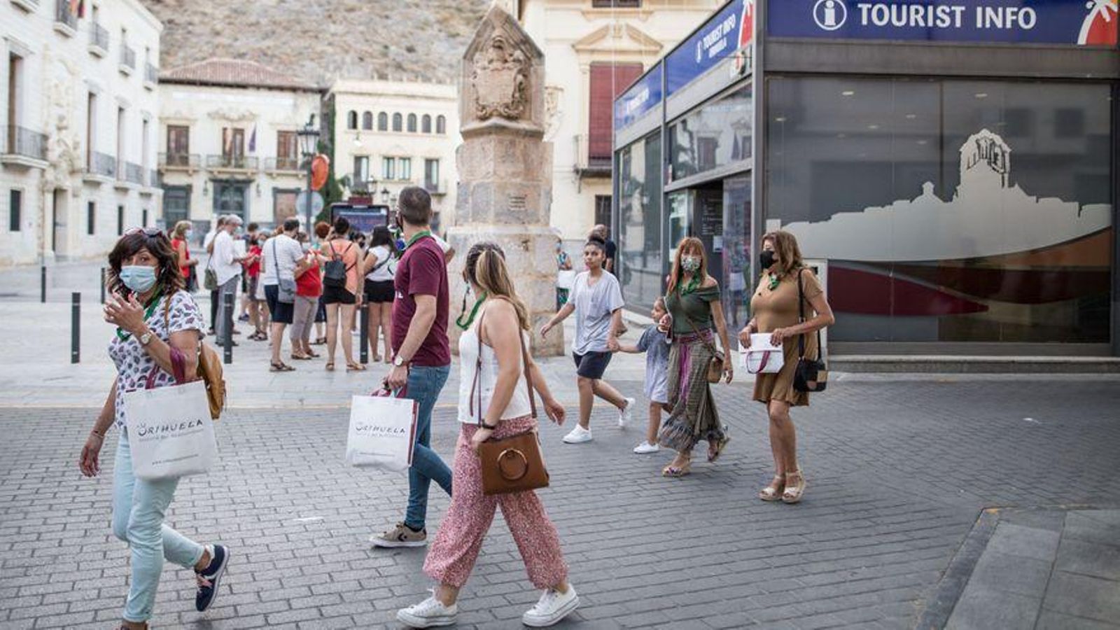 Diverses persones caminen pels carrers d'Oriola