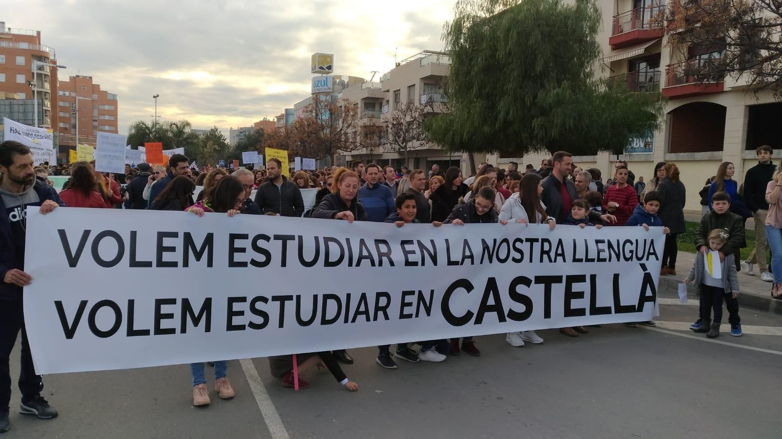 El PP, Ciutadans i Vox es manifesten al Baix Segura contra la llei de plurilingüisme