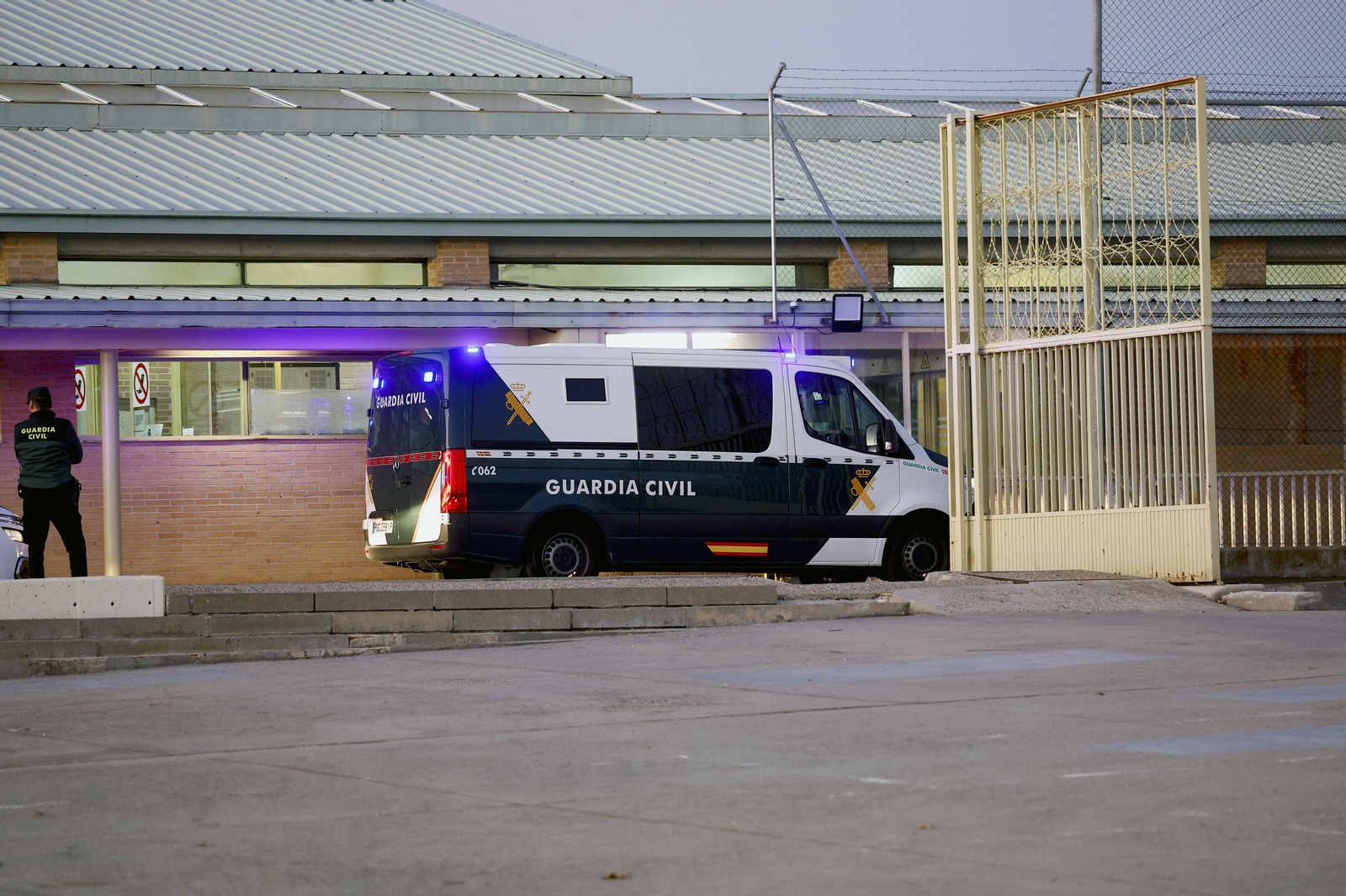 Furgó policial que ha traslladat a  Ábalos i Koldo García per a ingressaren la presó de Soto del Real (Madrid)