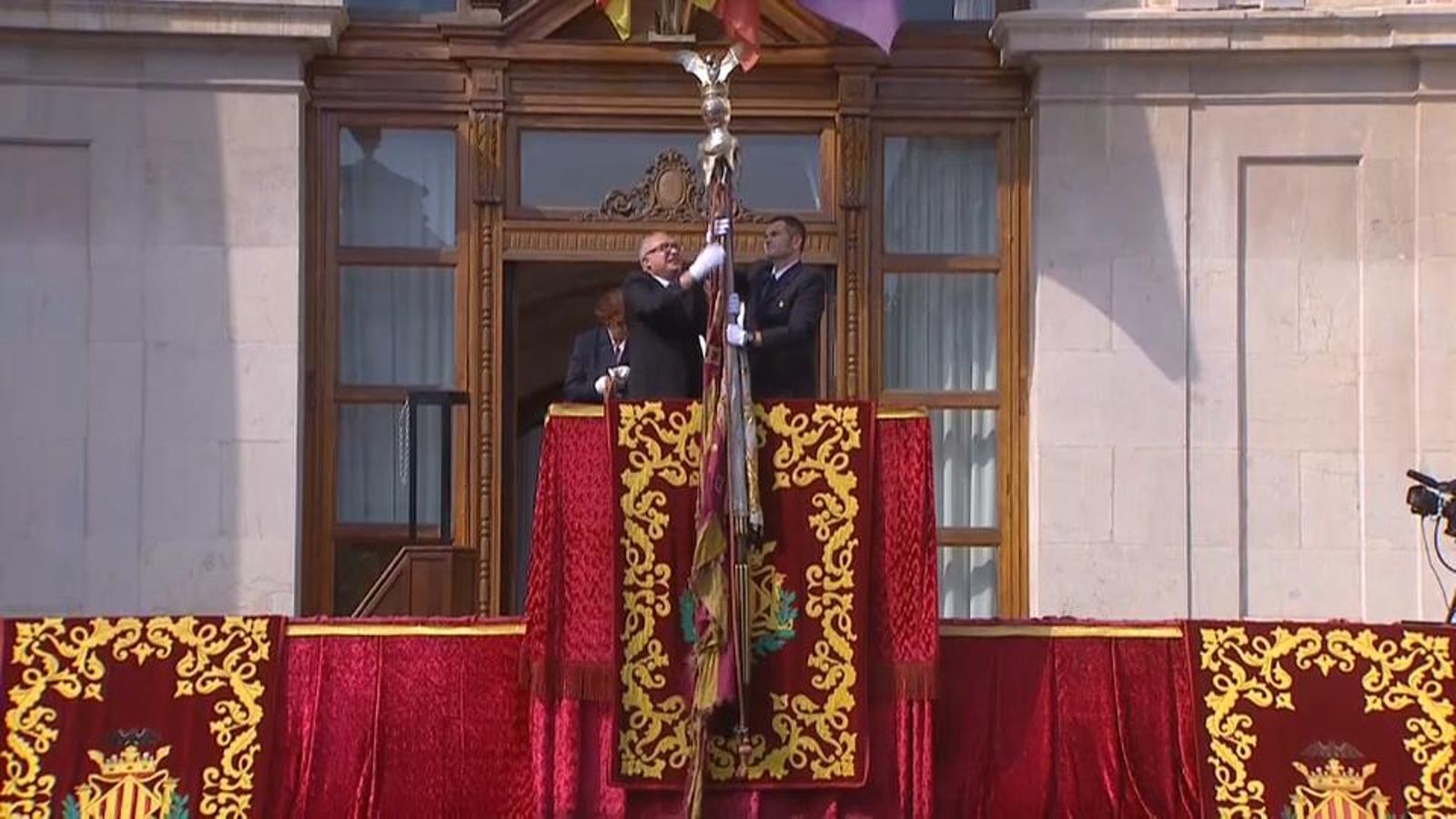 La Reial Senyera, durant la Processó Cívica del Nou d'Octubre