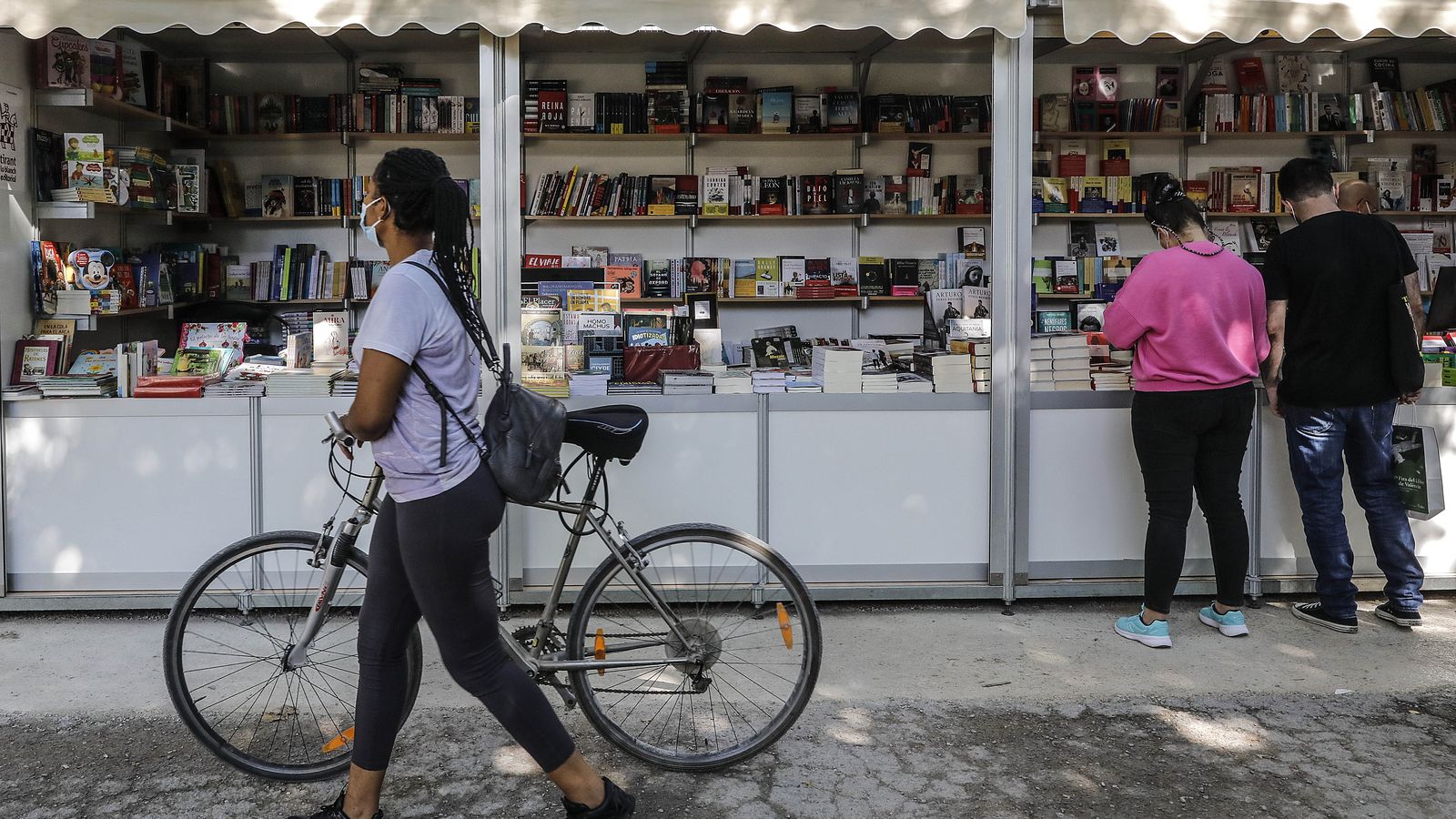 Una persona passa per davant de la inauguració de la 56 Fira del Llibre de València als Jardins de Vivers