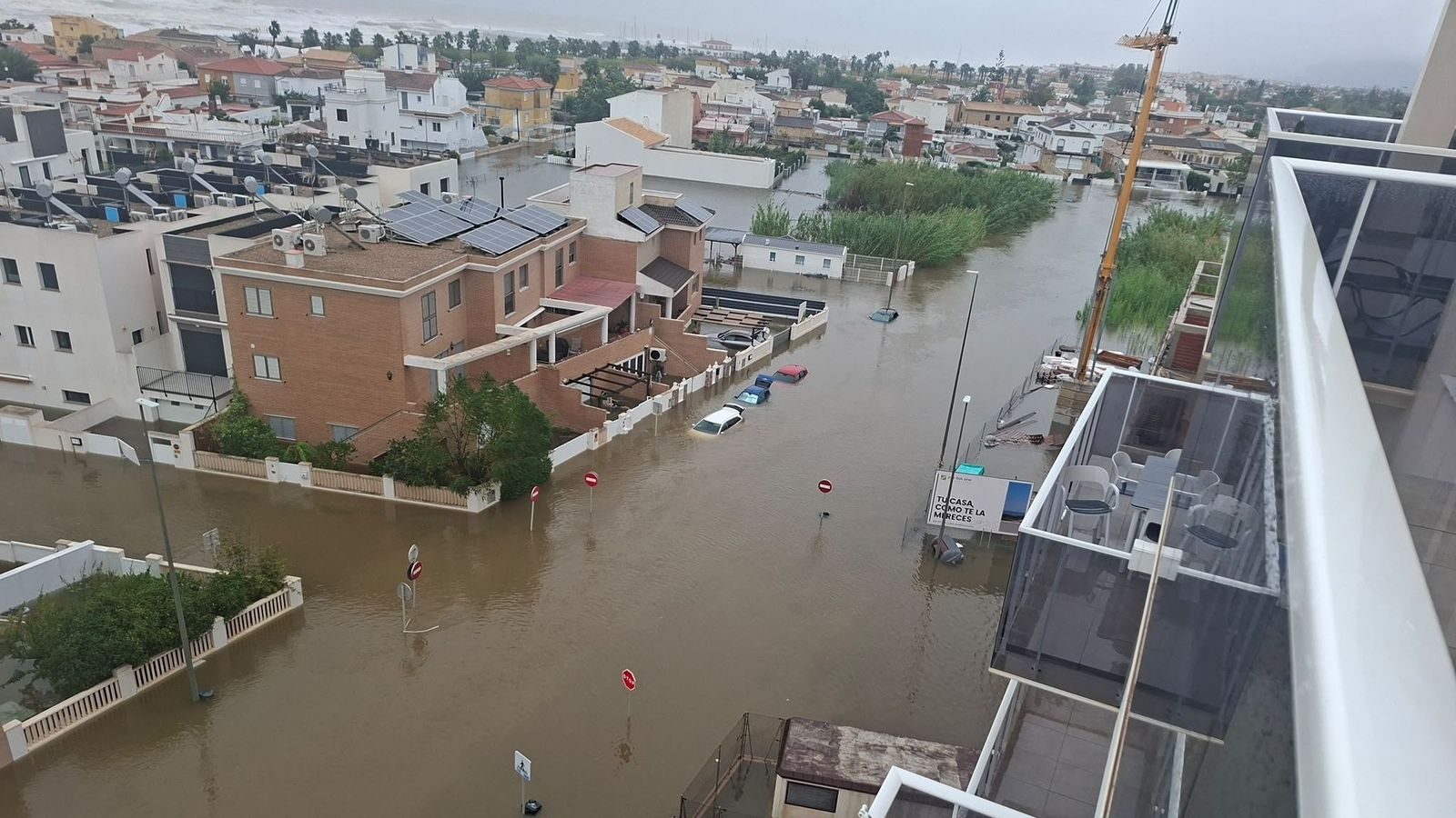 Aspecte que presentaven alguns carrers de la platja d'Oliva el dilluns, quan van ser arrestats els dos fugitius ara en llibertat