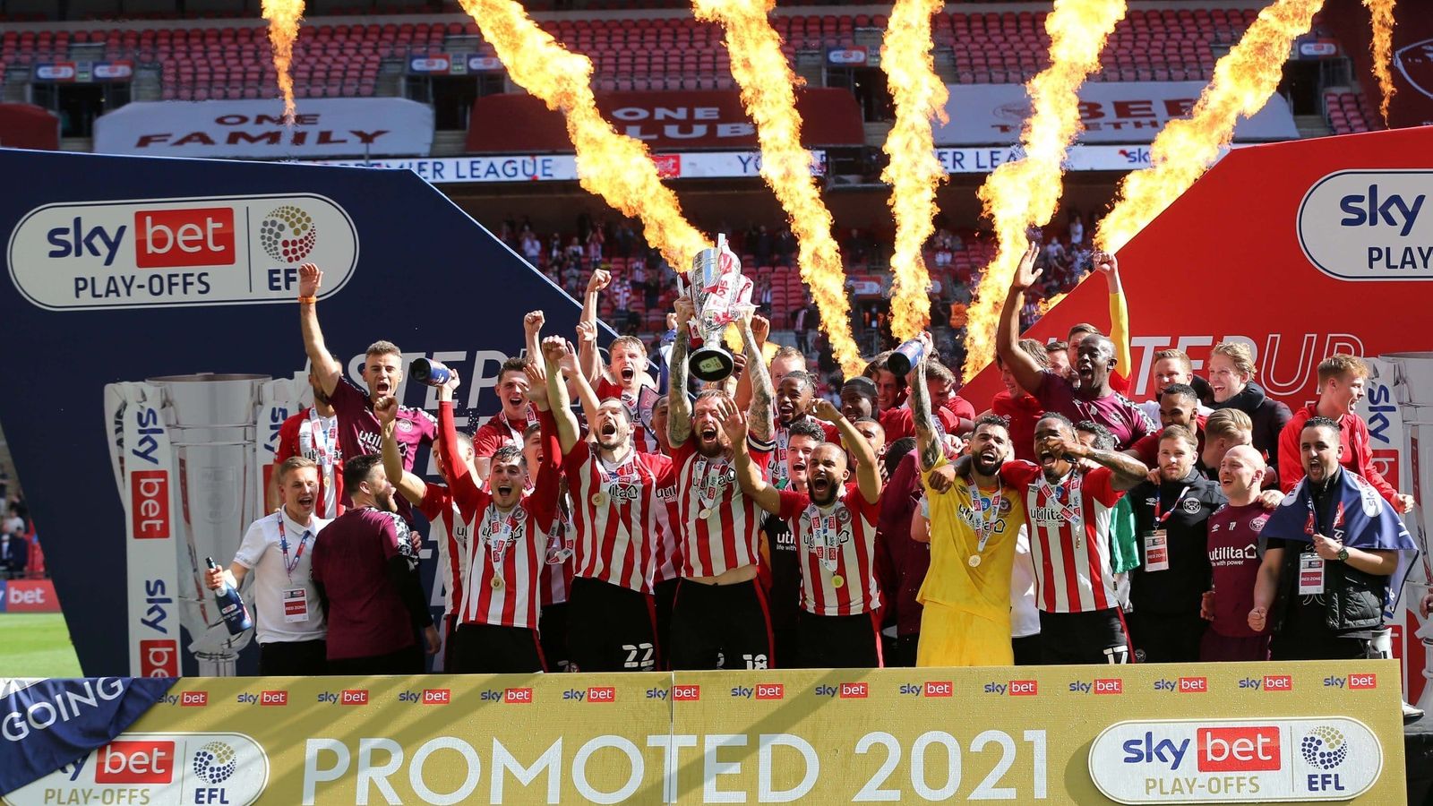 Els jugadors del Brentford celebren l'ascens