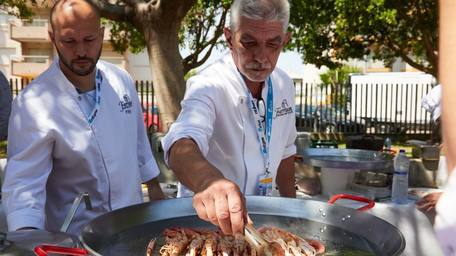 Dos cuiners el·laboren una fideuà