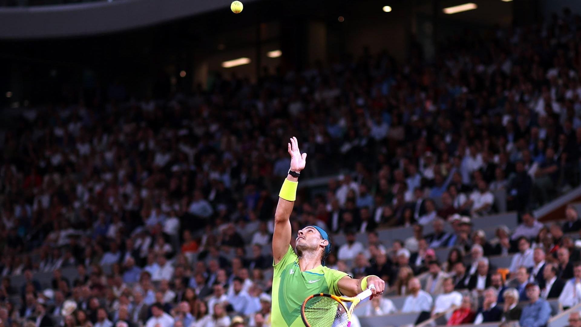 Nadal, just abans de colpejar la pilota