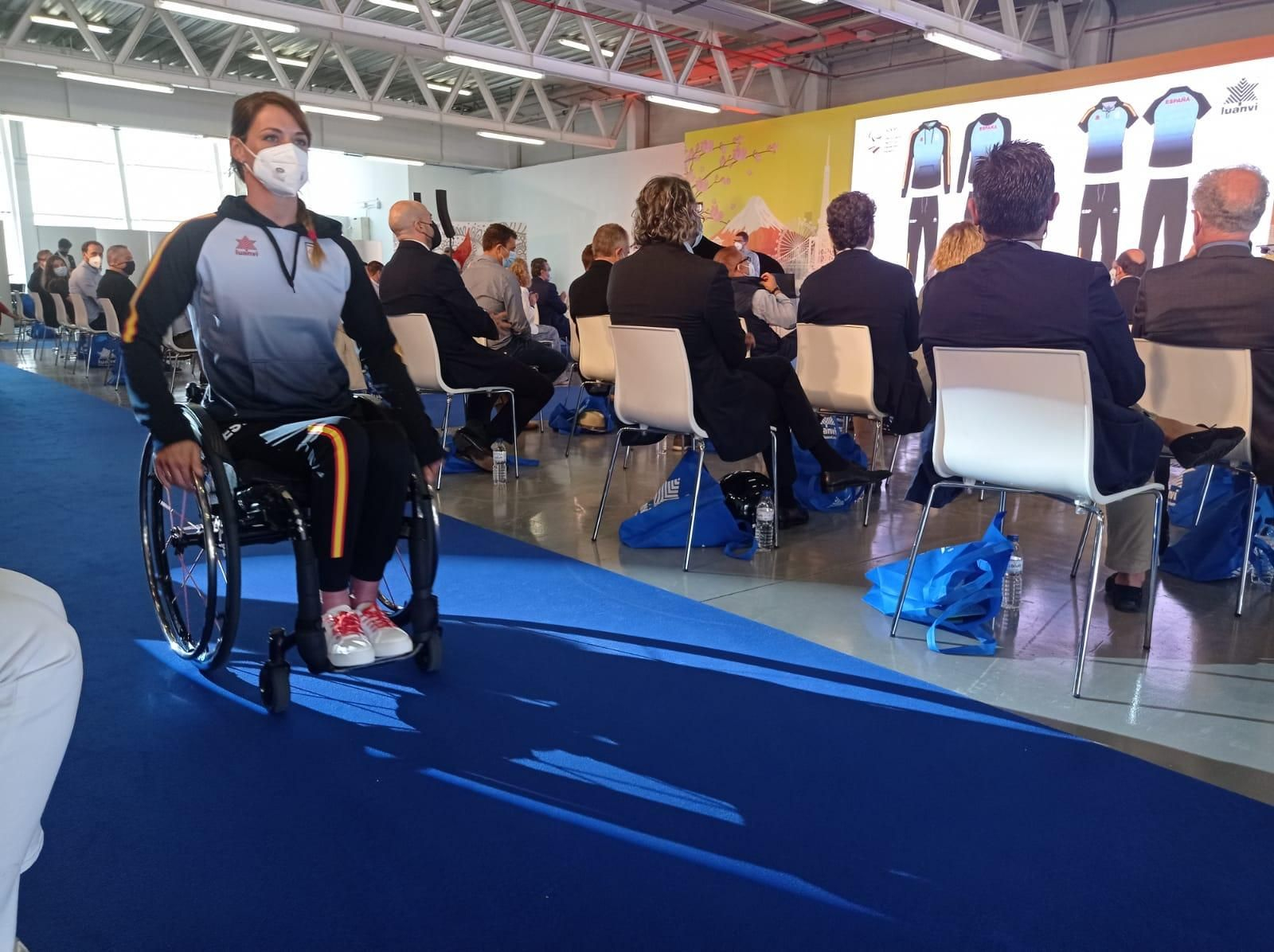 Els esportistes paralímpics han desfilat amb l'equipació per a Tòquio 2021