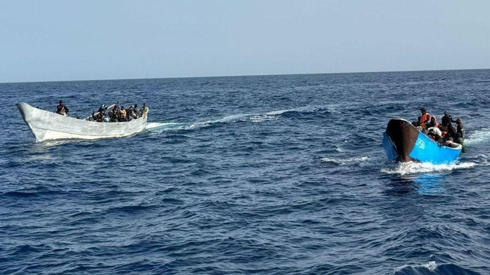 Dos pasteres abans de ser auxiliades per Salvament Marítim, en una imatge d'arxiu / Salvament Marítim